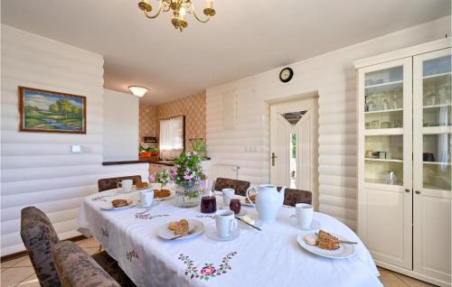 una sala da pranzo con tavolo e cibo di Nice Home In Gornja Pacetina With Wifi a Gornja Pačetina