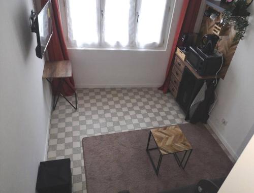 an overhead view of a bathroom with a floor at chambre 2 pas du centre-ville in Gisors
