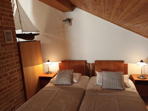 グディニャにあるApartament Morskiのベッド2台、ランプ2つ(テーブル付)が備わる客室です。