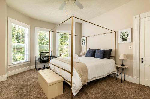 um quarto com uma cama de dossel grande em TWO Units, Entire Stylish Home by CozySuites em Louisville