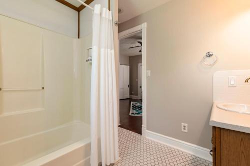 uma casa de banho com um chuveiro e um lavatório. em TWO Units, Entire Stylish Home by CozySuites em Louisville