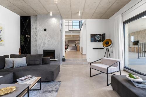 Μια τηλεόραση ή/και κέντρο ψυχαγωγίας στο Modern Villa M30 with private pool, 3 en-suite bedrooms