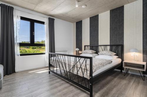 Ένα ή περισσότερα κρεβάτια σε δωμάτιο στο Modern Villa M30 with private pool, 3 en-suite bedrooms
