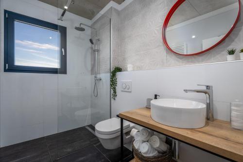 Ένα μπάνιο στο Modern Villa M30 with private pool, 3 en-suite bedrooms