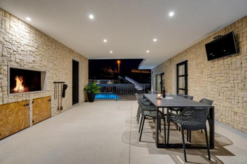 Μια τηλεόραση ή/και κέντρο ψυχαγωγίας στο Modern Villa M30 with private pool, 3 en-suite bedrooms