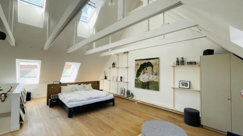 sypialnia z łóżkiem na poddaszu w obiekcie ApartmentInCopenhagen Apartment 1537 w Kopenhadze