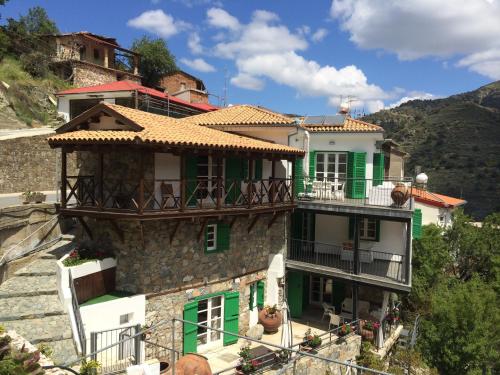 una casa al lado de una montaña en Maison Elena, en Kalopanayiotis