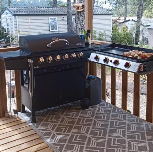 grill stojący na tarasie z rusztem w obiekcie Mobil home privé prestige " Le Rêve d'été" w mieście Pierrefeu-du-Var