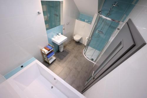 Pokój z widokiem na góry oraz łazienką z prysznicem i umywalką. w obiekcie Apartmány Vír w mieście Vír