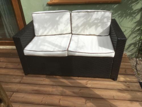 une chaise noire et blanche assise sur un parquet dans l'établissement La Rose Bleue (1), à Olmeto