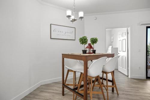 a dining room with a table and white chairs at CozySuites Modern Urban in Historic Glendale in Glendale