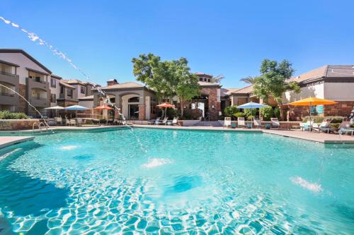a large swimming pool with a water fountain at CozySuites Modern Urban in Historic Glendale in Glendale