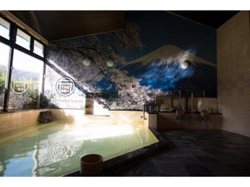 una piscina con un mural de montaña en la pared en The Ryokan Tokyo Yugawara - Vacation STAY 21489v en Miyakami