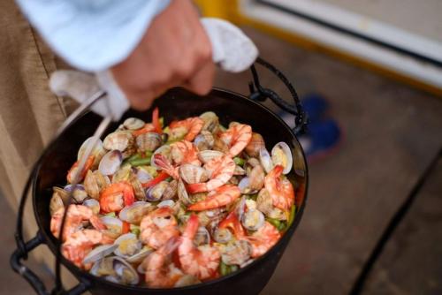 una persona está cocinando camarones y verduras en una sartén en LODGE MONDO - Vacation STAY 23824v, en Nishina