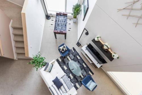 インディアナポリスにあるUpscale 3BR Penthouse by CozySuitesのテーブルと椅子のあるリビングルームの俯瞰図