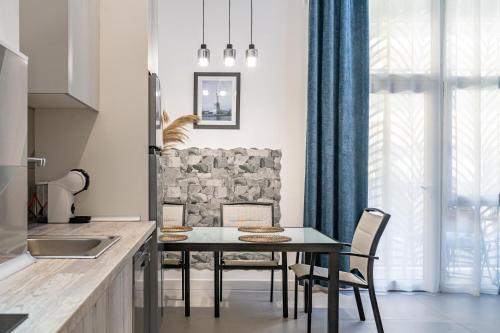 a kitchen and dining room with a table and chairs at Exquisite studio apartment with an original design in Valencia