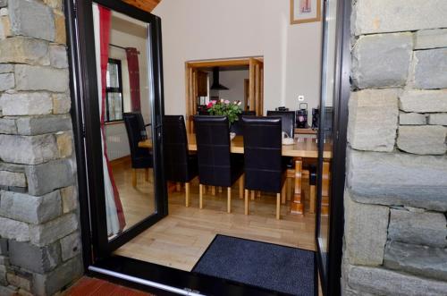 espejo en un comedor con mesa y sillas en Cottage 147 - Renvyle, en Renvyle