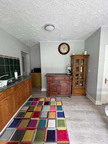 una cocina con una alfombra colorida en el suelo en The Rathmore House, en Roscommon