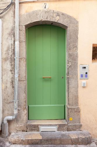 une porte verte sur le côté d'un bâtiment dans l'établissement Roche 2, à Toulon