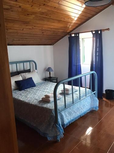 sypialnia z łóżkiem z niebieskimi zasłonami w obiekcie Casa Elias w mieście Nordeste