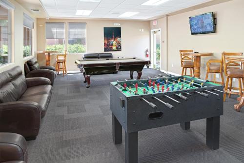 a living room with a pool table in a room at Hilton Vacation Club Desert Retreat Las Vegas in Las Vegas