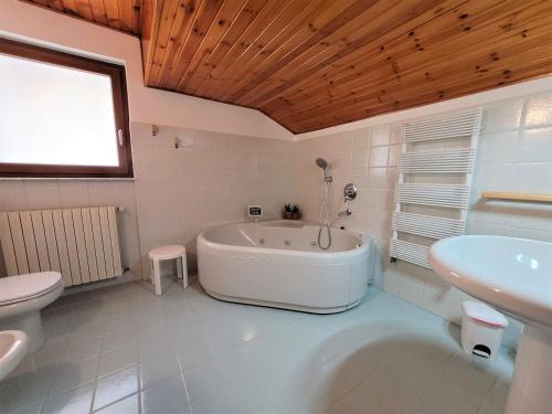 Un baño de La Mansardina sul lago Mountain Lake Iseo Hospitality