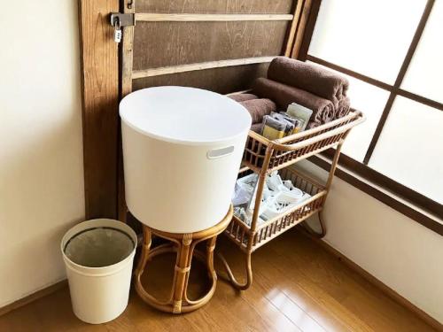 lavadero con cesta de lavandería y lavadora en Zushi - House - Vacation STAY 14472, en Zushi