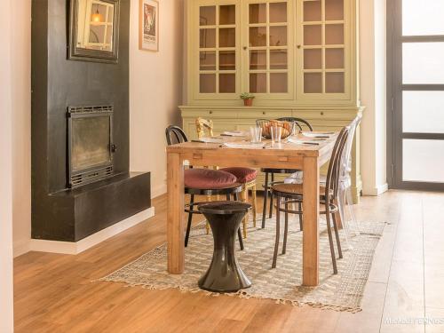 une salle à manger avec une table et des chaises et une cheminée dans l'établissement Maison de Caractère, Proche Gare et Centre, 6-8 Couchages, Jardin et Terrasse Privée - FR-1-349-202, à Lorient