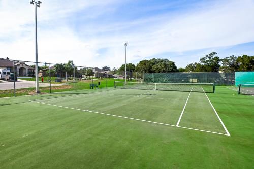 Instalaciones para jugar a tenis o squash en Venture in Adventures o alrededores