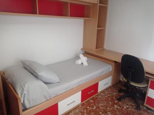 1 dormitorio con cama, escritorio y silla en PATIO POZANCO, en Córdoba