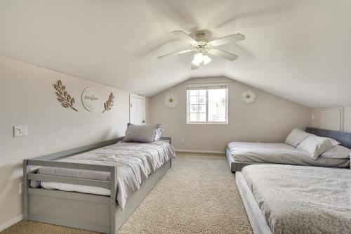 Giường trong phòng chung tại 3 Mi to London Bridge Lake Havasu City Home