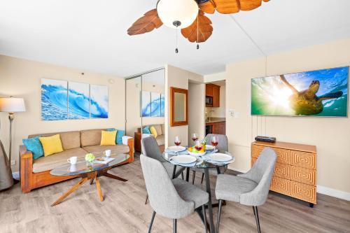 un soggiorno con divano e tavolo di Cozy Studio at the Pacific Monarch - Just steps from Beach a Honolulu