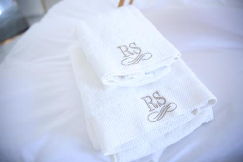 una pila de toallas sentadas sobre una mesa en סוויטות נוף שקיעה, en Peqi‘in H̱adasha
