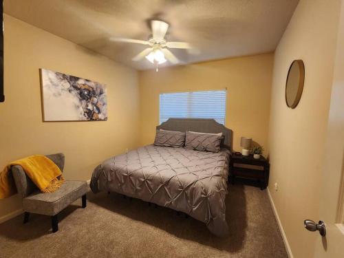 een slaapkamer met een bed en een plafondventilator bij Adorable apartment w/ pool view in Charlotte