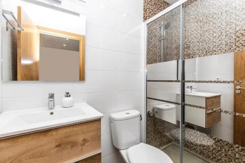 uma casa de banho com um WC, um lavatório e um chuveiro em Moments Villa em Mafra