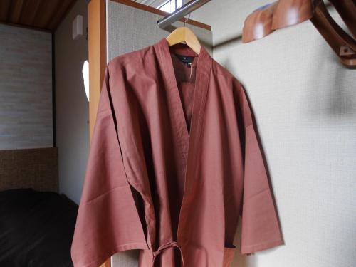 a red jacket is hanging on a wall at ＳＴＡＹ ＶＩＬＬＡ ＴＯＢＥＴＳＵ - Vacation STAY 14495 