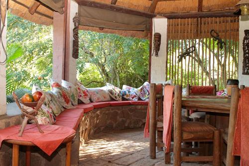 Taman di luar Treehouse River Lodge