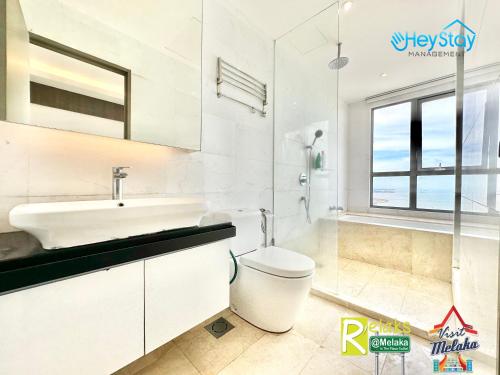 Un baño de Silver Scape Residence Melaka Raya By Heystay Management