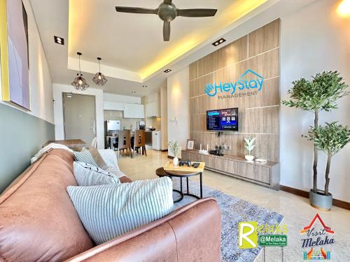 Una televisión o centro de entretenimiento en Silver Scape Residence Melaka Raya By Heystay Management