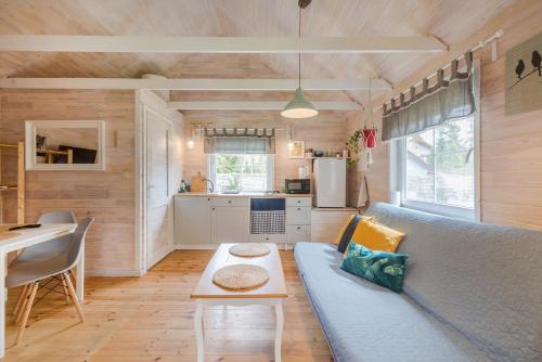a living room with a couch and a table at Domki w Dolinie Wieżycy in Szymbark