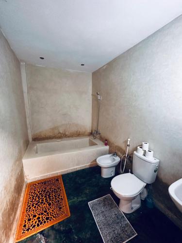 a bathroom with a tub and a toilet and a sink at Villa Ms Holidays Mika privatisée Marrakech in Marrakech