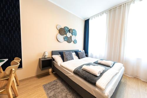 Un dormitorio con una cama grande y una ventana en MADU-Living Vienna - Oskar, en Viena