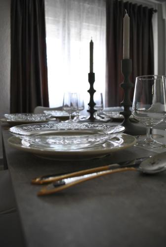 una mesa con platos y vasos encima en Viviendas De Uso Turistico Rocinante TOLEDO, en Toledo