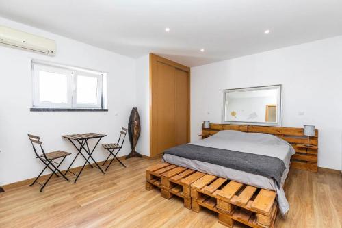 馬夫拉的住宿－Moments Villa，卧室配有一张床和一张桌子及椅子