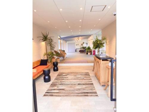 南房総市にあるChikura Tsunagu Hotel - Vacation STAY 38038vのロビー付きの建物内廊下