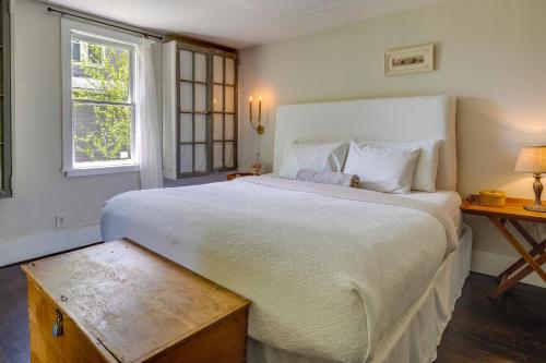 Ένα ή περισσότερα κρεβάτια σε δωμάτιο στο Charming Home Less Than 2 Mi to Downtown Hendersonville!