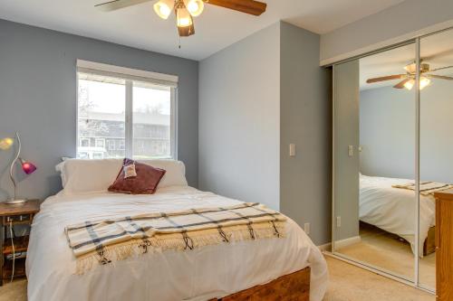 - une chambre avec un lit et un ventilateur de plafond dans l'établissement Golden Vacation Rental about 12 Mi to Denver!, à Golden