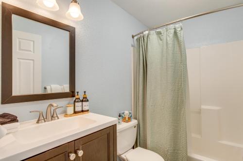 La salle de bains est pourvue d'un lavabo, de toilettes et d'un miroir. dans l'établissement Golden Vacation Rental about 12 Mi to Denver!, à Golden
