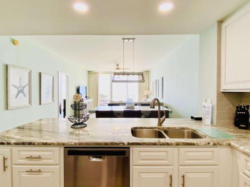 Kuchyň nebo kuchyňský kout v ubytování Beach Club 1004B by ALBVR - Beachfront Beauty - New appliances and bunk beds