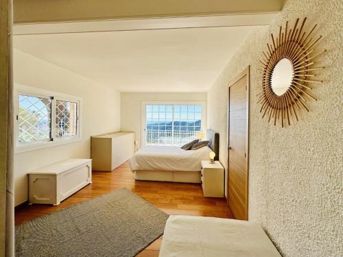 ein Schlafzimmer mit einem Bett und einem Spiegel an der Wand in der Unterkunft Cardina CostaBravaSi in Sant Feliu de Guixols